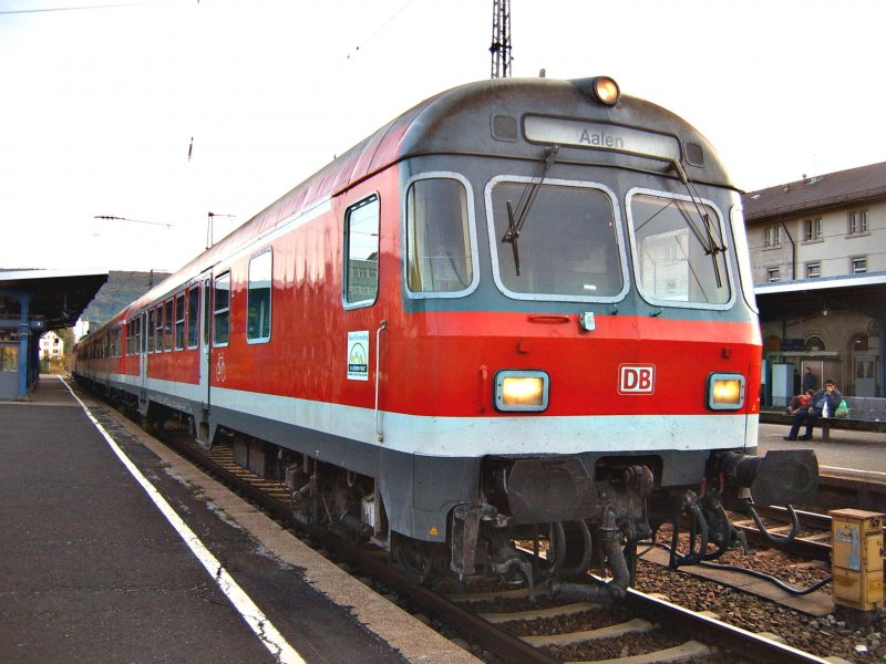 Bndf-Steuerwagen im Bahnhof Aalen am 19.10.06. Um 18:00 fhrt der Zug mit 3 Wgen, einem Bndf-Steuerwagen, einem Bn-2-Kl.-Mittelwagen und einem Abn-1/2-Kl.-Wagen als RE 19465, geschoben von der BR 110 503-0 nach Crailsheim.