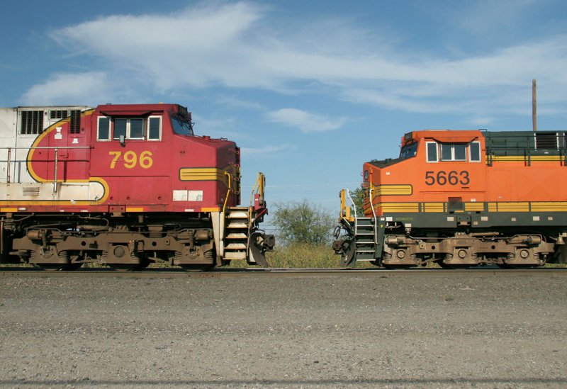 BNSF 796 (C44-9W) trifft BNSF 5663 (AC4400CW) in Saginaw bei Ft.Worth, Texas