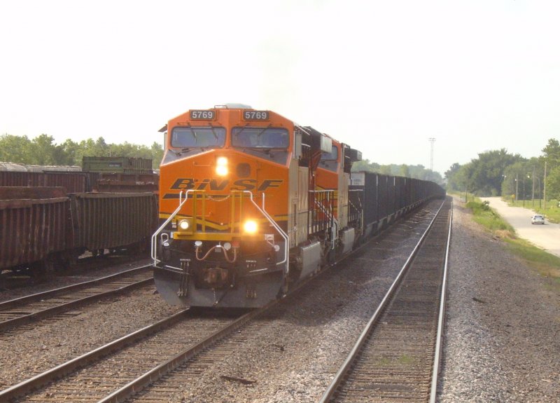 BNSF Dash-9 in Sd-Ost Kansas an einem frhen Mittag am 28.05.2006
