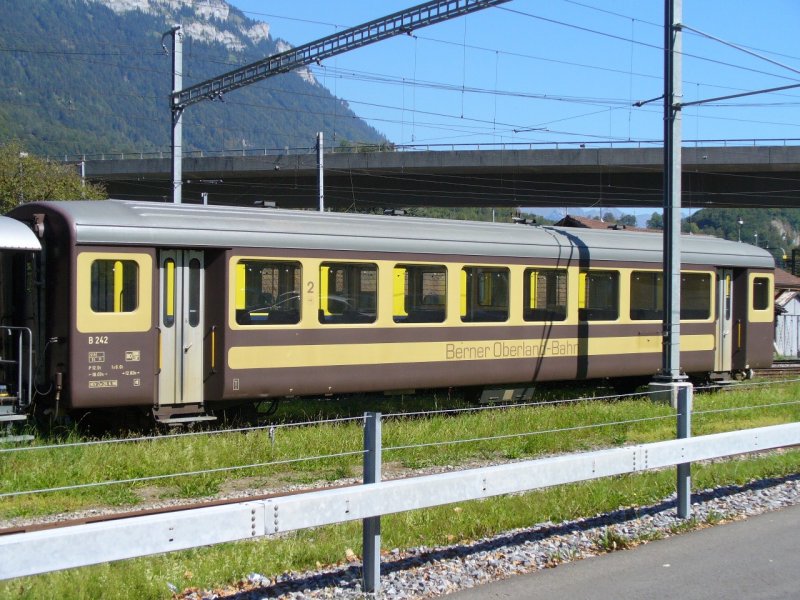 BOB - 2 Kl. Personenwagen B 242 Abgestellt im Bahnhofsareal von Interlaken Ost am 02.09.2007