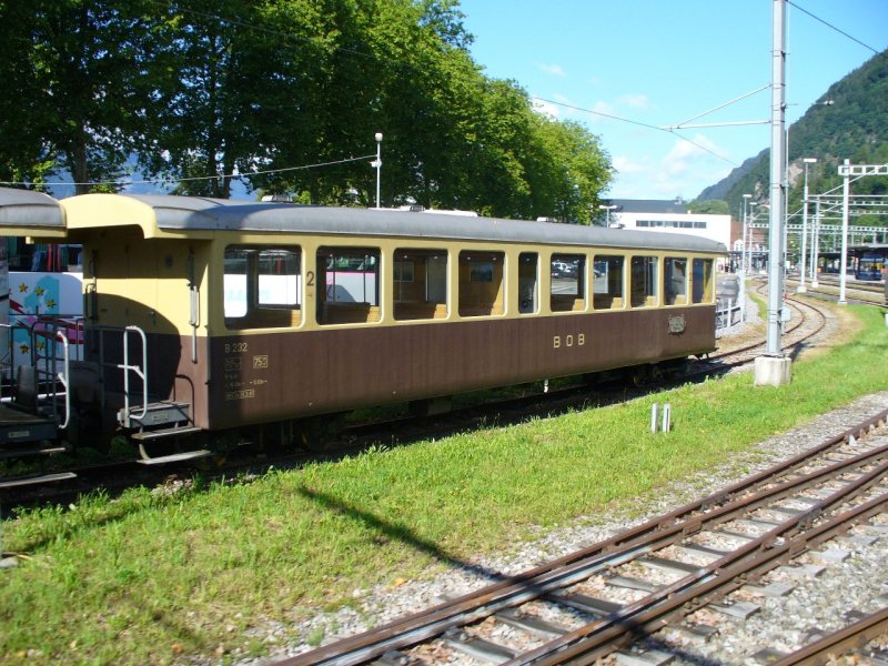 BOB - lterer Personenwagen B 232 im Bahnhofsareal von Interlaken Ost am 16.06.2007
