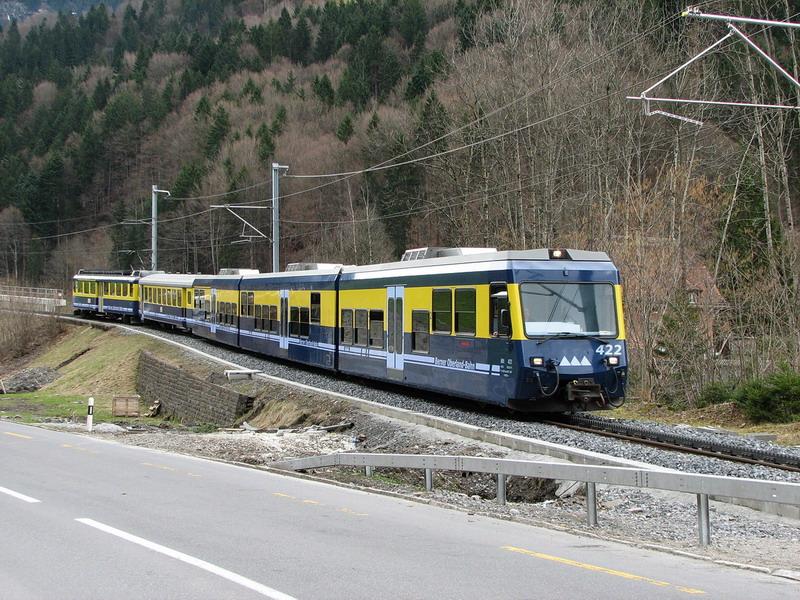 BOB Berner Oberland-Bahn 422 in Richtung Interlaken am 2.4.2006.