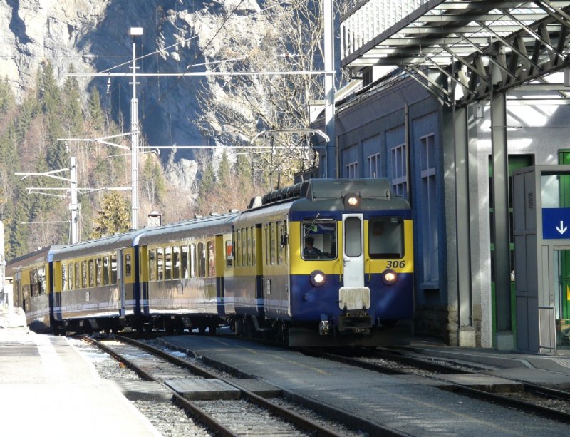 BOB - Einfahrender Pendelzug in den Bahnhof von Lauterbrunnen mit dem Zahnradtriebwagen ABeh 4/4 306 am 08.02.2008