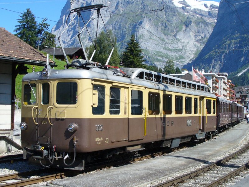 BOB - Extrazug im Bahnhof von Grindelwald mit Zahnradtriebwagen ABDeh 4/4 302 mit den Personenwagen BC 203 + B 6 + C 29 + D 515  am 02.09.2007