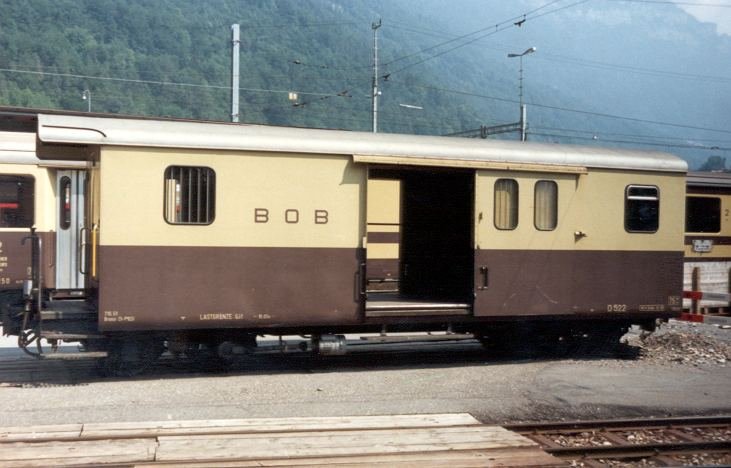 BOB Gepckwagen D 522 im Bahnhofsarel von Interlaken im Sept.1990