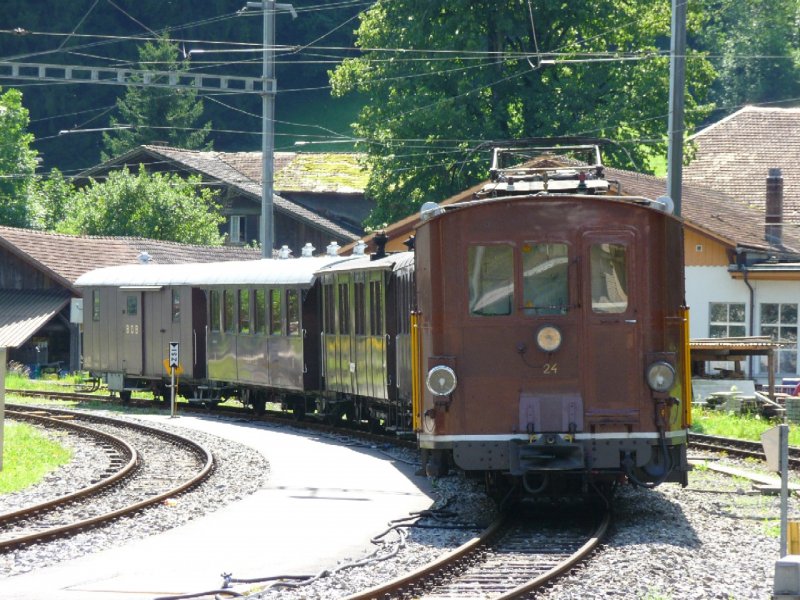 BOB - Oldtimer HGe 3/3 24 mit Oldtimer Personenwagen Abgestellt im Bahnhofsareal von Zweiltschienen am 16.08.2008