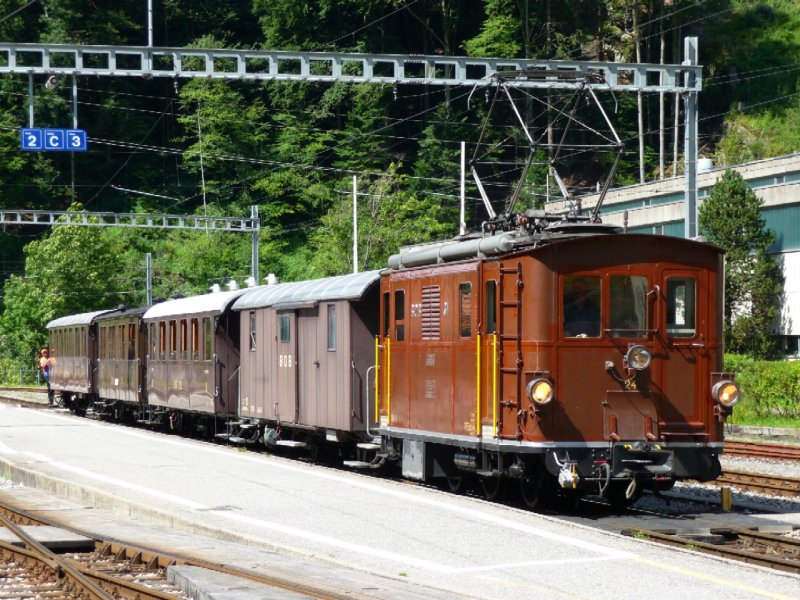 BOB - Oldtimer HGe 3/3 24 mit Oldtimer Personenwagen bei Rangierarbeiten in Zweiltschienen am 16.08.2008