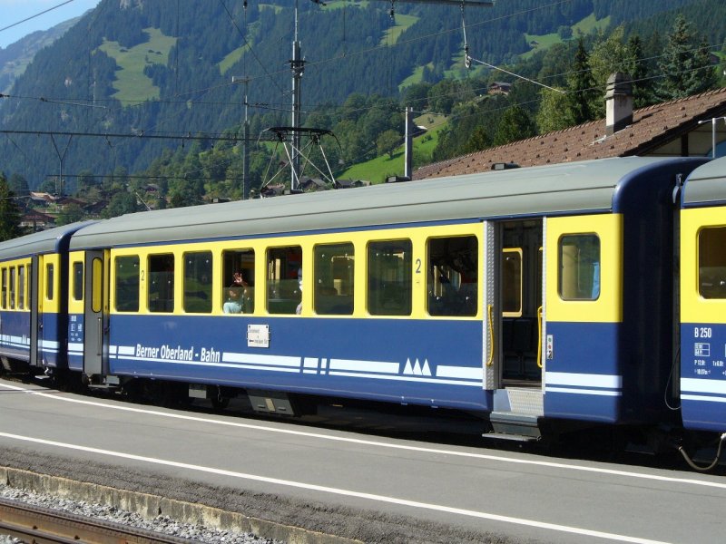 BOB -  Personenwagen 2 Kl.mit Gepckabteil  BD 503 im Bahnhof von Grindelwald am 02.09.2007