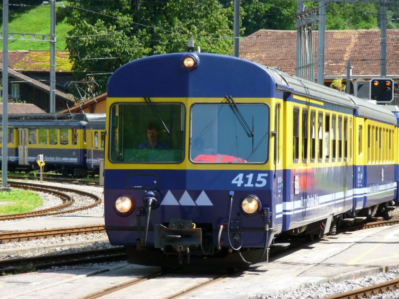 BOB - Regio von Grindelwald nach Interlkaen Ost mit dem Steuerwagen ABt 415 bei der einfahrt in den Bahnhof von Zweiltschienen am 16.08.2008