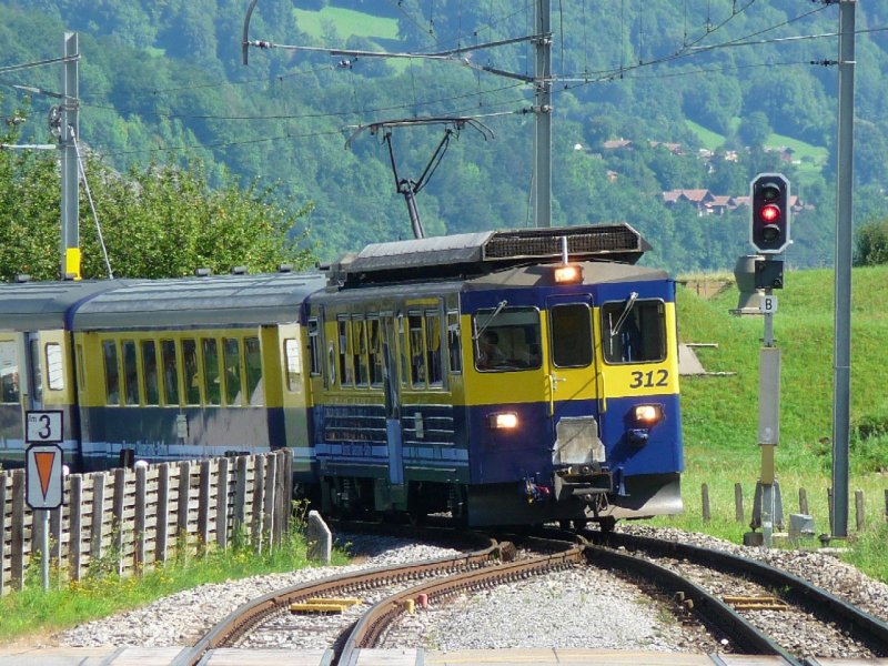 BOB - Regio nach Lauterbrunnen mit dem Triebwagen ABeh 4/4 312 bei der einfahrt in den Bahnhof von Wilderswil am 16.08.2008