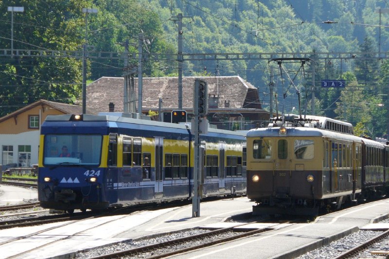 BOB - Steuerwagen ABt 424 bei der Einfahrt in den Bahnhof von Zweiltschienen neben dem Triebwagen ABDeh 4/4  302 am 02.09.2007