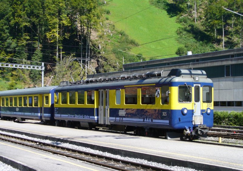 BOB - Zahnradtriebwagen ABeh 4/4  305 bei der einfahrt in den Bahnhof von Zweiltschienen am 02.09.2007