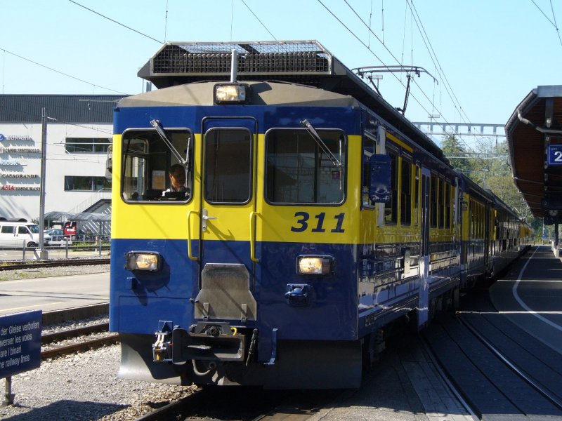BOB - Zahnradtriebwagen ABeh 4/4  311 mit Personenwagen im Bahnhof von Interlaken Ost am 02.09.2007