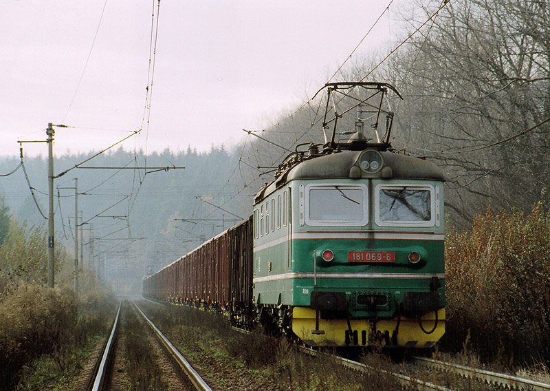 Bocanovice, 181 069-6 mit schwere Guterzug nach Slovakei ( 8.11.2006 )