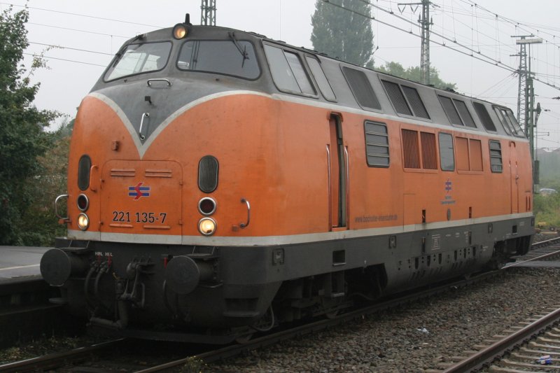 Bocholder Eisenbahn 221 135-7 fhrt gerade vom Abstellgleis in Emmerich