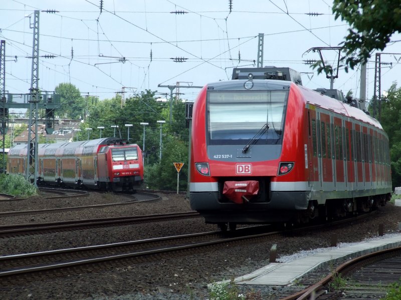Bochum-Ehrenfeld am 19.06.2009 mit links einem RE mit 146.0 und rechts einem neuen ET 422 auf der S1.