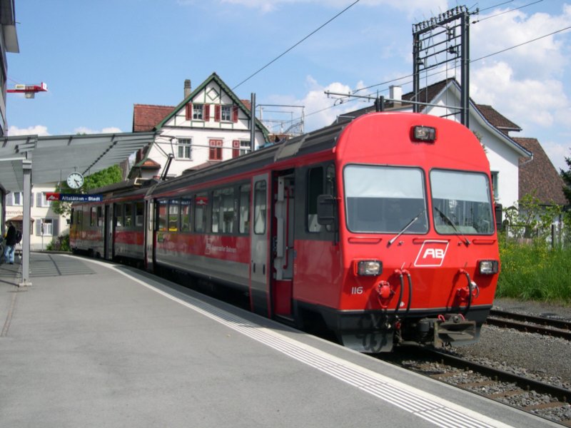 Bodensee 2008 - Am Endpunkt Altsttten Stadt wartet am 09.05.2008 die Komposition aus ABt 116 und BDeh 17 auf die Rckfahrt als R 148 nach Gais. Vor langer langer Zeit fhrte die Strecke von hier durch den Ort weiter zum SBB-Bahnhof. Heute nimmt man dafr den Bus.