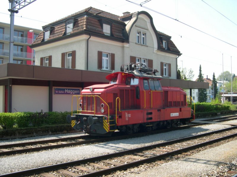 Bodensee 2008 - Auf Arbeit wartet am 10.05.2008 im Bahnhof St. Gallen Haggen der Rangiertraktor Eea 936 032-2 der Sdostbahn. Wir beginnen hier mit unserer Wanderung auf dem St. Galler Brckenweg. 