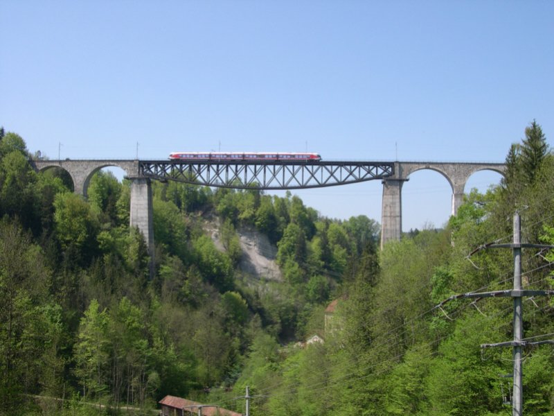 Bodensee 2008 - Auf dem SOB-Sitterviadukt ist am 10.05.2008 einer der neuen Flirts der SOB als S4 nach Uznach unterwegs. Aufgenommen vom St. Galler Brckenweg aus.