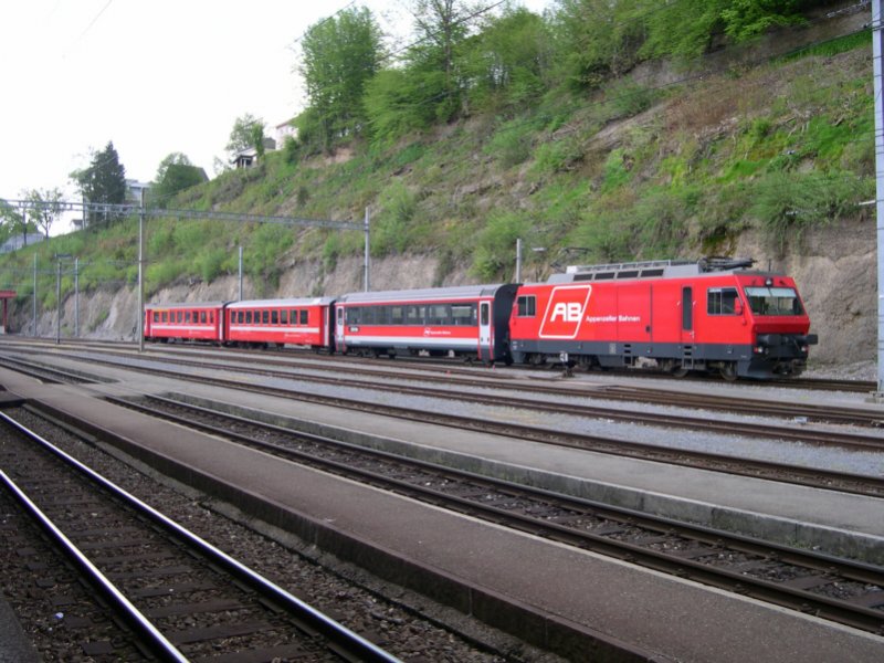 Bodensee 2008 - Eigentlich wird die Ge 4/4 mit der Nummer 1 der Appenzeller Bahnen ausschlielich im Gterverkehr eingesetzt. Am 11.05.2008 kam sie jedoch zu Reisezugehren und befrderte einen Regionalzug nach Gossau und zurck. Auffllig sind an der Lok die Puffer! Alle anderen Fahrzeuge der AB verfgen nicht ber solche Sicherungseinrichtungen! Aufgenommen im Bahnhof von Herisau.