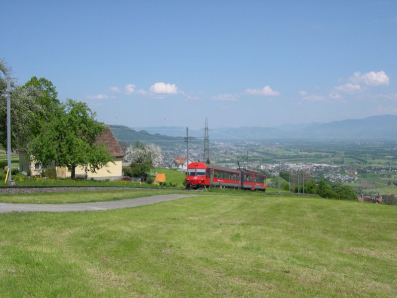 Bodensee 2008 - Einen weiten Blick ins Rheintal hat man vom Wanderweg Gais-Altsttten am Haltepunkt Warmesberg. R 144 ist am 09.05.2008 auf dem Weg vom Rheintal nach Gais und durchfhrt, mangels Fahrgsten, den Haltepunkt Warmesberg ohne Halt.