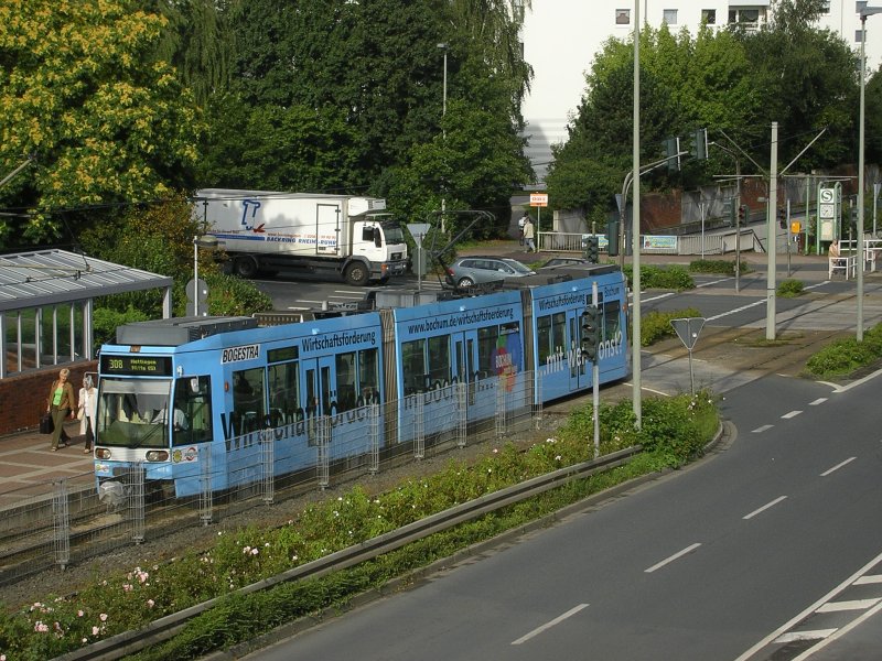 Bogestra Linie 308 aus Bochum Gerthe erreicht Hattingen Mitte  S 
die Bahn mit der Werbung  Wirtschaft frdern in Bochum .Das Bild wurde von der Fussgngerbrcke ber der B53 gemacht.(03.09.2008)
