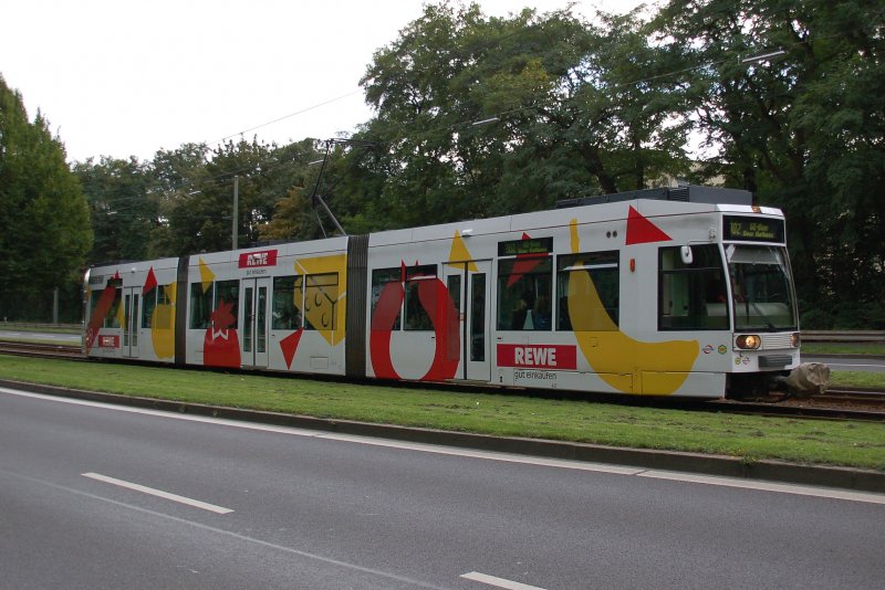 BOGESTRA Stra�enbahn 427 A, versehen mit REWE-Werbung, auf der Linie 302 mit Ziel GE-Buer Rathaus, gesehen am 11.09.2007 in Gelsenkirchen an der Kurt-Schumacher-Allee. Es handelt sich hier um eine Stra�enbahn des Typs MGT6D und der Bauart 6xGlNTwZR, hergestellt 1993 von DUEWAG.

 
