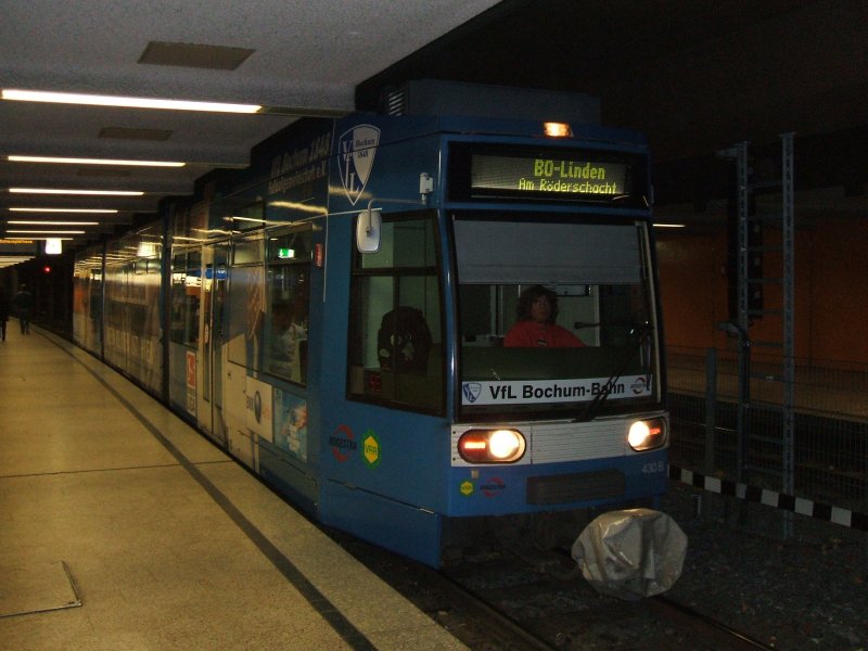 Bogestra Wagen 430B  Vfl Bochum Bahn  im Untergrund des
Bochumer Hbf`s in Richtung BO Linden.(04.11.2007)