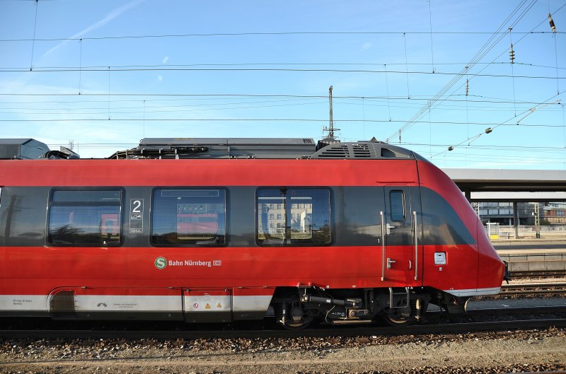 Bombardier Talent 2 am Nrnberger Hauptbahnhof von der Seite fotografiert.