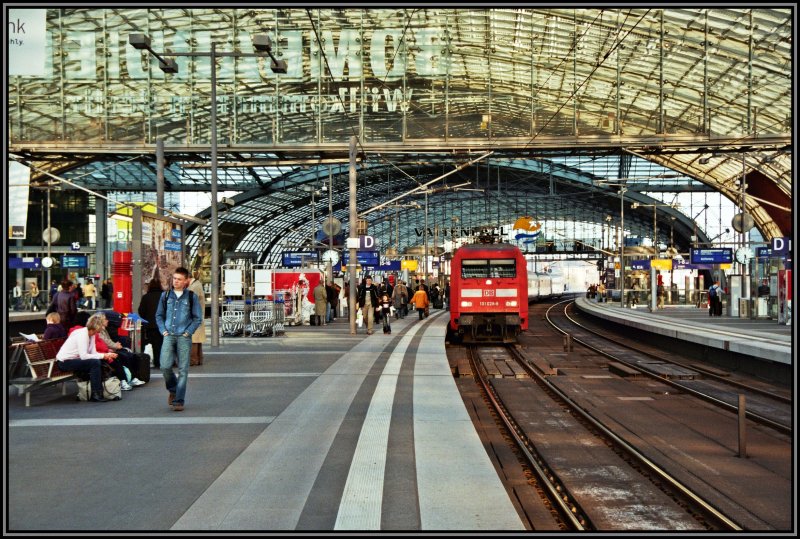 BOMBARDIER-Werbung und 101 auf einem Bild:
101 028 steht mit dem EuroCity 240  Wawel   im Hauptbahnhof Berlin, und wartet auf die Weiterfahrt nach Hamburg-Altona.
