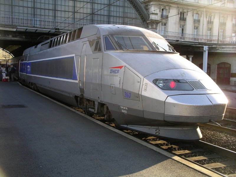 Bordeaux Gare-St-Jean, 

der hintere Triebkopf des TGV-Atlantique Rame 360.

Der ganze Zug passt nicht ganz in die historische Bahnhofshalle und so bleibt der Triebkopf drau�en stehen.

19.09.2004
