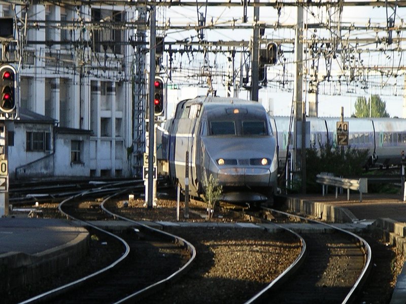 Bordeaux Gare-St-Jean, 
TGV-A 360 schl�ngelt sich durch die Bahnhofseinfahrt, nachdem er gerade die Garonnebr�cke �berquert hat.

19.09.2004