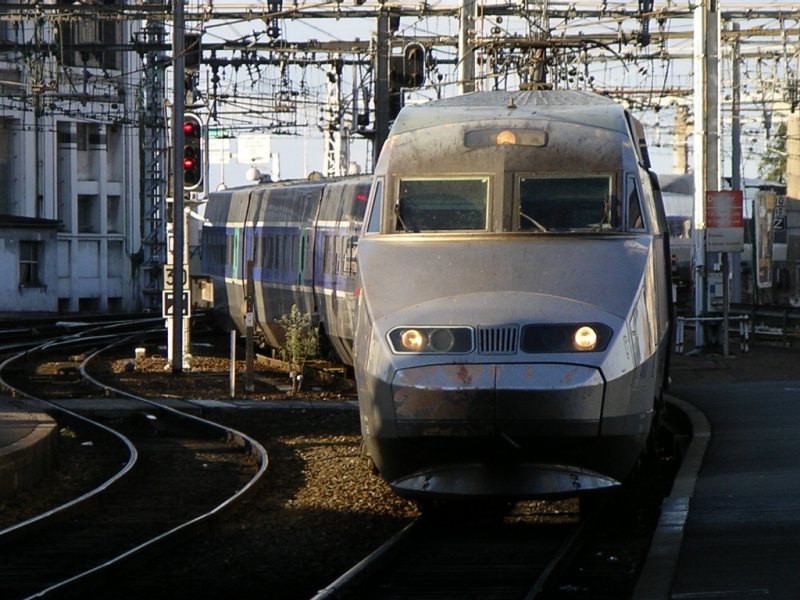 Bordeaux Gare-St-Jean, 
TGV-A 360 schl�ngelt in den Bahnhof.

Da� der TGV gelenkig ist wu�te ich ja, aber da� er auch durch Schlamml�cher fahren kann (so sieht zumindestens die Front aus) war auch mir neu.

19.09.2004

