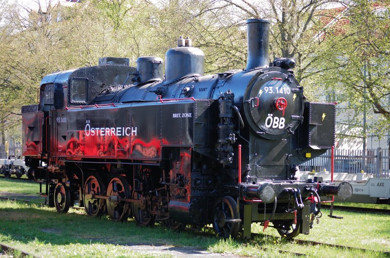 Botschafter-Lokomotive sterreichs: Die spter so genannte Baureihe 93 wurde von den sterreichischen Lokomotivfabriken in 167 Exemplaren gefertigt. Ihr Zuhause waren hauptschlich Nebenbahnen in sterreich. Sie wurden zum Symbol fr alpenlndische Dampflok-Romantik. Einige dieser Dampfloks blieben sogar noch ber das Ende der Dampftraktion als strategische Reserve bis 1982 in sterreichs Bahnbestand.