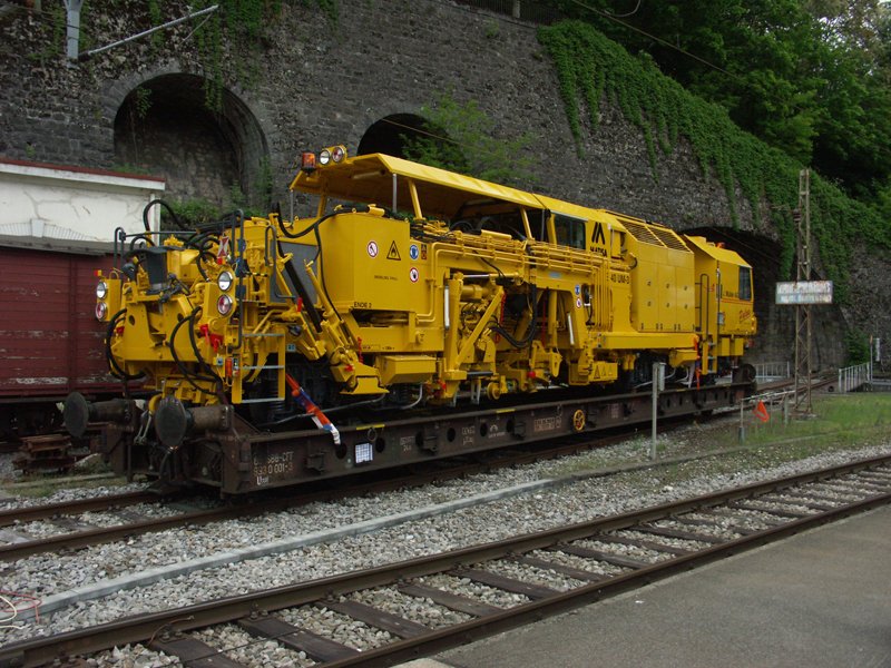 Bourreuse B 40 UM-3 gare sur Truck CFF Uaai 001-3  Vevey 18.05.2006