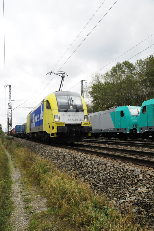 Boxxpress ES 64 U2-031 passiert mit seinem Container-Ensemble nach Beimerstetten bei Ulm den abgestellten Lokzug an der KBS 980. (15.10.2009).
