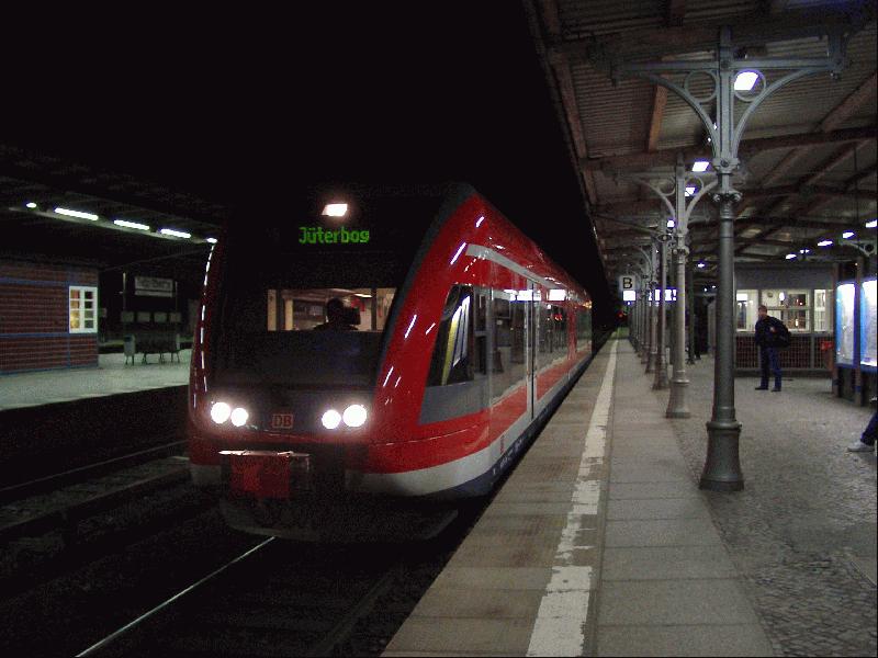 Bpd 946 530-3 steht als RB 39033 um 21.01 h am 01.04.2002 zur Abfahrt in Berlin-Wannsee bereit. 