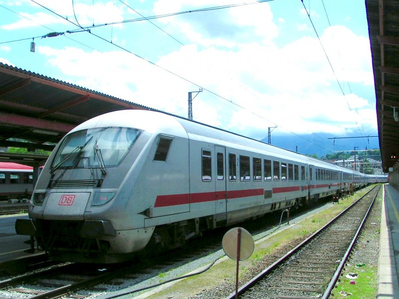Bpmbdzf(61808091116-6)bildet den Zugschlu des IC2294, und ist am Hauptbahnhof Salzburg zur Abfahrt bereitgestellt;080630