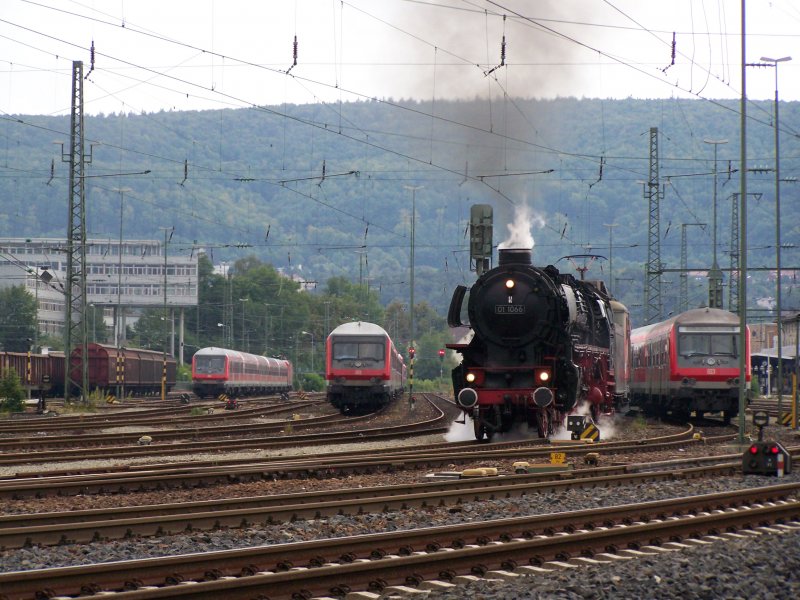 Br. 01 1066 bei der Ausfahrt des Bahnhofes Aalen. Der Zug fuhr als SDZ von Stuttgart Hbf nach Passau Hbf. Im Schlepptau hatte die 01er eine angebgelte bb E-Lok. Aufgenommen am 1.September 2007 im Gleisvorfeld des Bahnhofes Aalen.