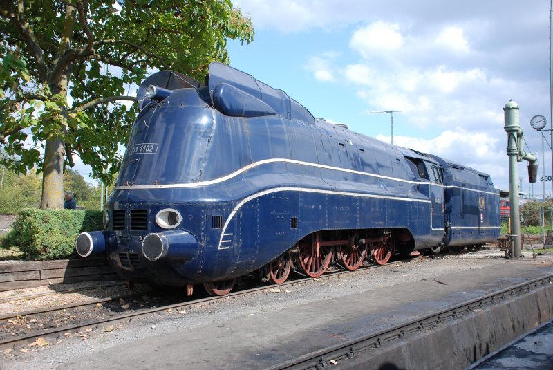 BR 01 1102 ist eine Vollverkleidete Schnellzuglok. Eine Augenweide, die ich im Museum Heilbronn am 13.09.2009 fotografieren konnte.