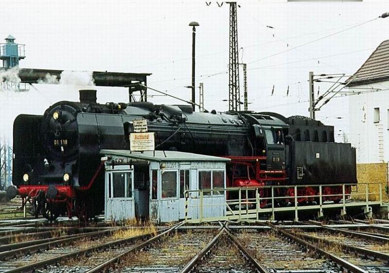BR 01 118 auf der Drehscheibe des BW Leipzig West. Trotz des schlechten Wetters fanden viele Fotografen zu dem stillgelegten Ringlokschuppen. Februar 2005