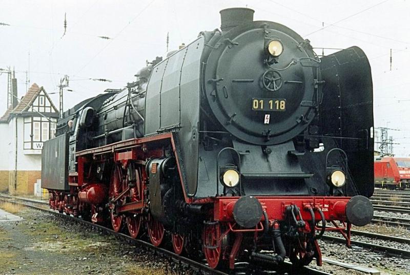 BR 01 118 im BW Leipzig West. Der Sonderzug aus Frankfurt wartet im Leipziger Hauptbahnhof auf die gedrehte Lok. Februar 2005