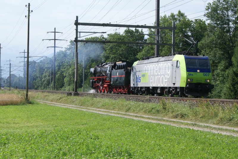 BR 01 202 schiebt am 27.7.08 anlsslich einer Lastprobefahrt die BLS Re 485 007-5 von Spiez nach Mnsingen. Das Bild entstand bei Kiesen.