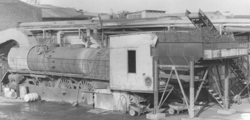 Br 01 mit gemauertem Fhrerstand als Heizlok fr die Seifenfabrik Hahn in Nauen. Treib- und Kuppelstangen wurden zunchst wegen der einfacheren Entschlackung entfernt und spter zur Erfllung des Schrottsolls abgeliefert (etwa Mitte der 80er Jahre).