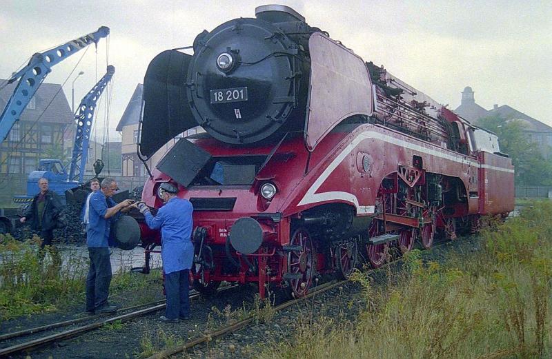 BR 02 201 / 18 201 im Roten Roco-Farbkleid im Jahre 2003.