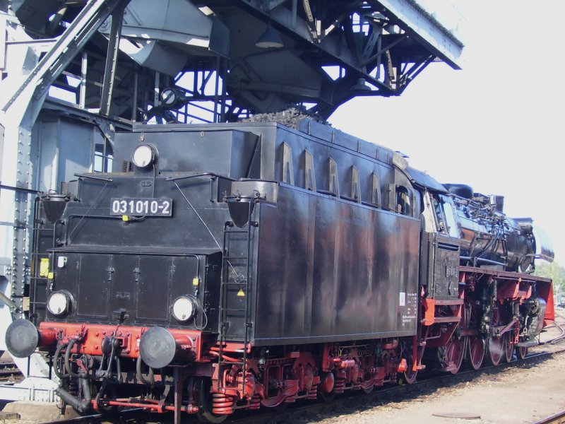 BR 03 1010-2 am 26.08.07 unter dem Kohle-Hochbunker des schsischen Eisenbahnmuseum Chemnitz-Hilbersdorf. (Heizhausfest)