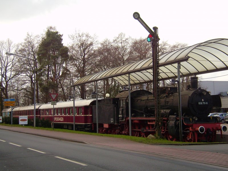 BR 038 711-8 steht in Garbsen,ihre Wagen dienen als Restaurant.