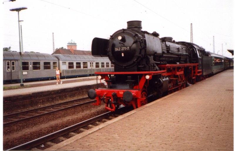 BR 042 271-7 am 8.8.1992 in Nienburg (Weser).