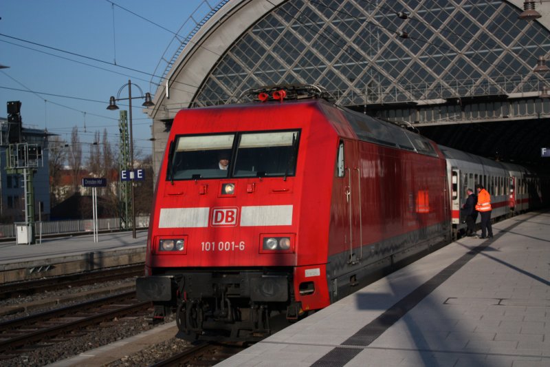 Br 101 001-6 verlsst den D61459, den sie von Leipzig bis nach Dresden Hauptbahnhof gebracht hatte, um 371 002-7 Platz zu machen.
3. April 2009 (8:09)