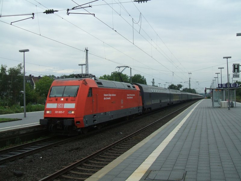 BR 101 005-7 mit NZ 300 am Haken , fhrt mit 55 Minuten
Versptung  aus Milano C. in Bochum Hbf. ein , nchster Halt ist Dortmund Hbf. Zielbahnhof.